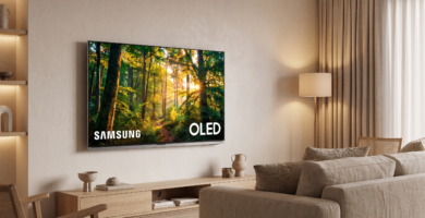 تلفزيون Samsung S95H OLED في غرفة معيشة حديثة في الإمارات