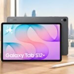تابلت Samsung Galaxy Tab S12+ بشاشته الكبيرة وقلم S Pen على مكتب في شقة بدبي