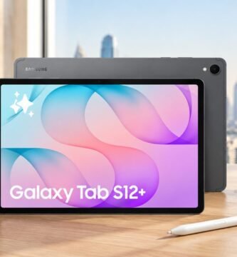 تابلت Samsung Galaxy Tab S12+ بشاشته الكبيرة وقلم S Pen على مكتب في شقة بدبي